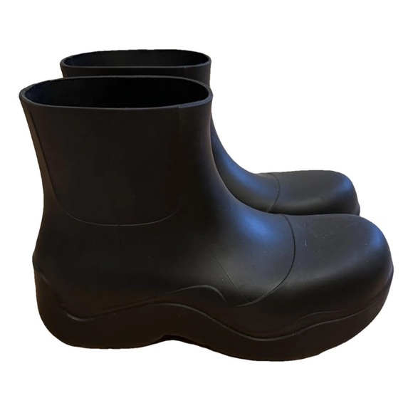 Bottega Veneta Black Ankle Boots with Cream Dust Bag